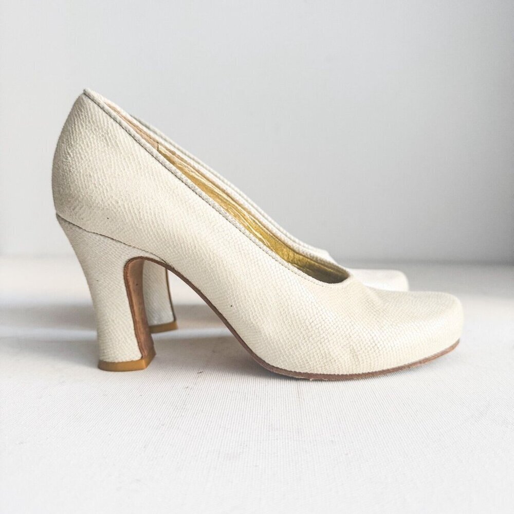 Peter Fox Nude Leather Classic Round Toe Heels w Slight Sheen 6